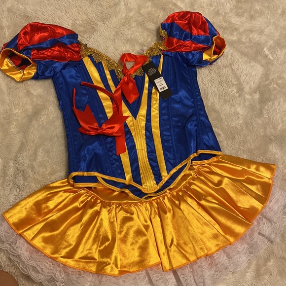 Enchanting Snow White Costume - Perfect for Fairytale Dreams! - Picture 5 of 5